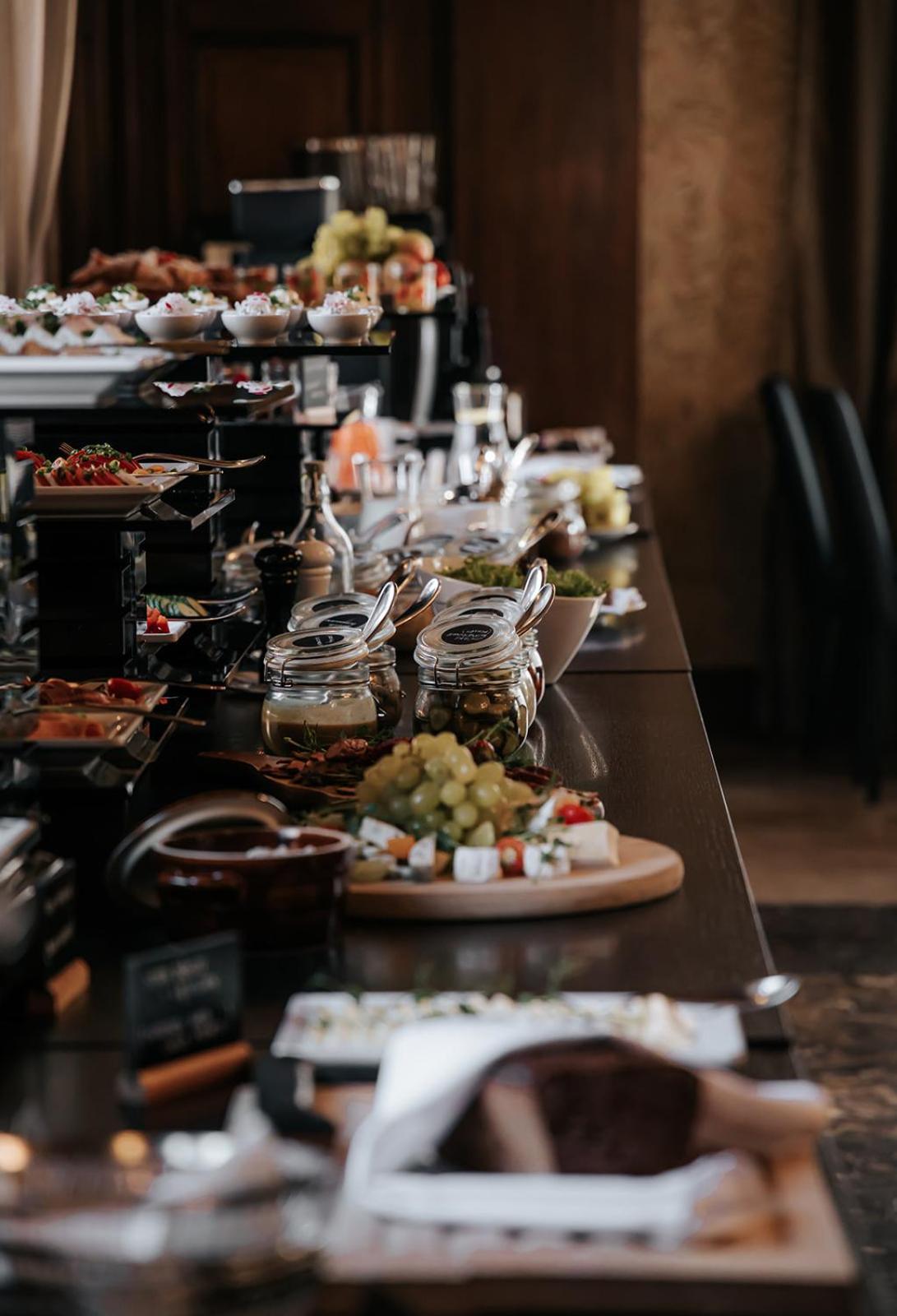 Platinum Palace Boutique Hotel & Spa Wroclaw Bagian luar foto A buffet at a restaurant